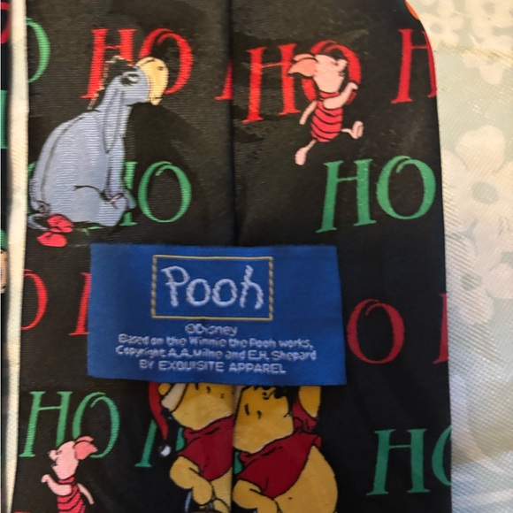 Disney men’s Winnie the Pooh holiday Christmas tie - Picture 2 of 3